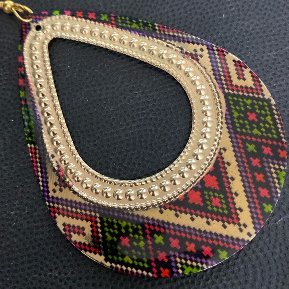 Dangling engraved Metal & design enamel pierced Earrings - Picture 5 of 5